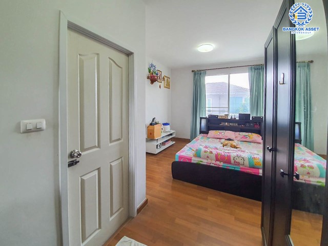 บ้านแฝดมือสองแบรนด์คุณภาพจาก Q.House โครงการ เดอะทรัสต์วิลล์ กาญจนาภิเษก-หทัยราษฎร์  เนื้อที่ 35 ตร.ว. ฟังก์ชัน 3 ห้องนอน 2 ห้องน้ำ บ้านสวยพร้อมเข้าอยู่ แถมเฟอร์นิเจอร์+ เครื่องปรับอากาศ 2 เครื่อง  บนทำเลศักยภาพ ที่เชื่อมต่อถนนหลายเส้นทาง เดินทางสะดวก ใกล้ทางด่วน "จตุโชติ"...